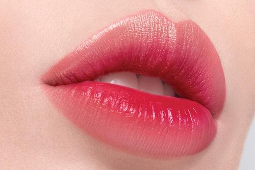 #1 Giải đáp mọi thắc mắc về phun môi collagen 4 Hiện tượng châm chích sẽ nhanh chóng biến mất
