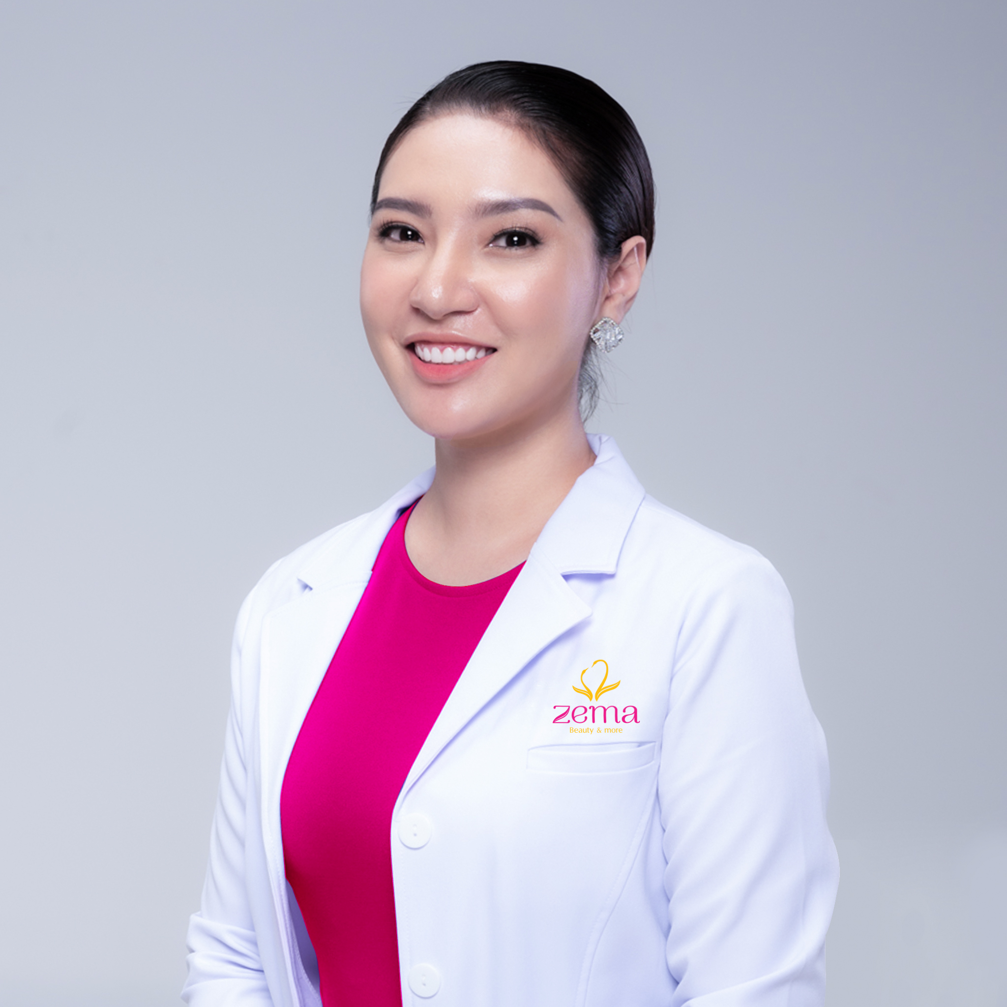 Bà Thái Phương Kiều hiện là Tổng Giám Đốc đồng thời cũng là Chuyên Gia Cấp Cao của Công ty TNHH Zema Việt Nam. Với hơn 15 năm kinh nghiệm trong lĩnh vực làm đẹp và hơn 5 năm nắm giữ các vị trí quan trọng trong các hệ thống, viện thẩm mỹ lớn. Tốt nghiệp trường Đại học Y danh giá và sở hữu nhiều giải thưởng, chứng chỉ chuyên sâu về nâng cơ, xóa nhăn và trẻ hóa da.