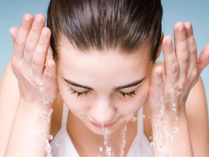 Rửa mặt bằng nước ở nhiệt độ thường và với sữa rửa mặt dịu nhẹ với da