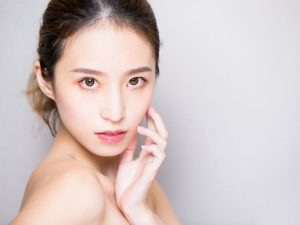 Da bị mỏng dần cũng có thể là do dùng mỹ phẩm không phù hợp