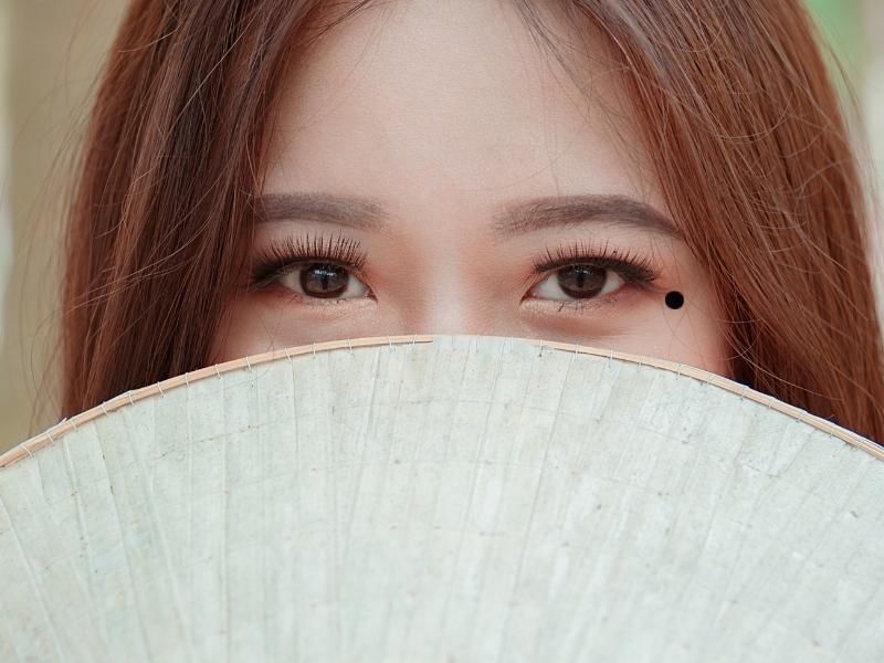 Xem tướng nốt ruồi dưới mắt nói lên điều gì và có nên xóa không? 2 Phụ nữ có nốt ruồi ở đôi mắt thường sắc sảo và có xu hướng làm nghệ thuật