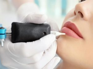 Cách vệ sinh môi sau khi phun môi theo hướng dẫn của chuyên gia