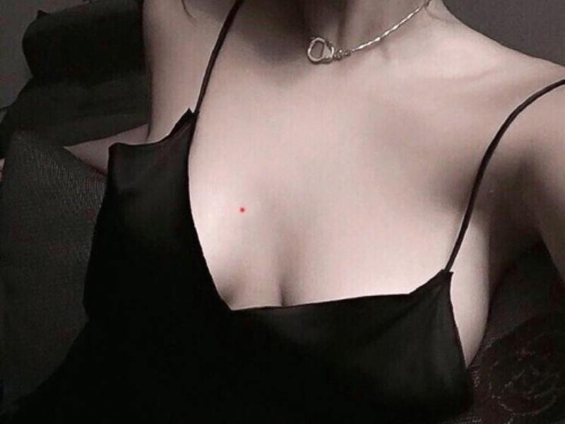 Ý nghĩa những nốt ruồi ở ngực ai nghe xong cũng thấy bất ngờ 1 Nốt ruồi son ở ngực tương đối hiếm