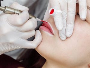 Có nên phun môi nhiều lần? Cảnh báo 5 tác hại cho chị em 2 Có nên phun môi nhiều lần? Cảnh báo 5 tác hại cho chị em