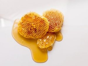 Công thức trị thâm mông bằng mật ong giúp da trắng sáng mịn màng